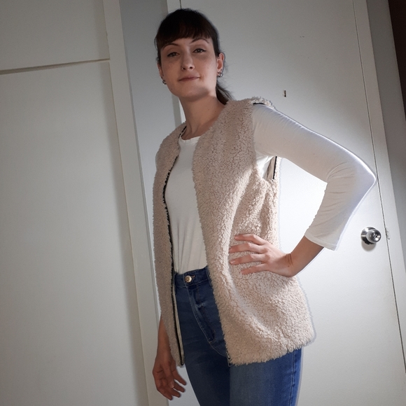 ✨HOST PICK✨ Aritzia Wilfred Chatou sherpa vest - Picture 3 of 8